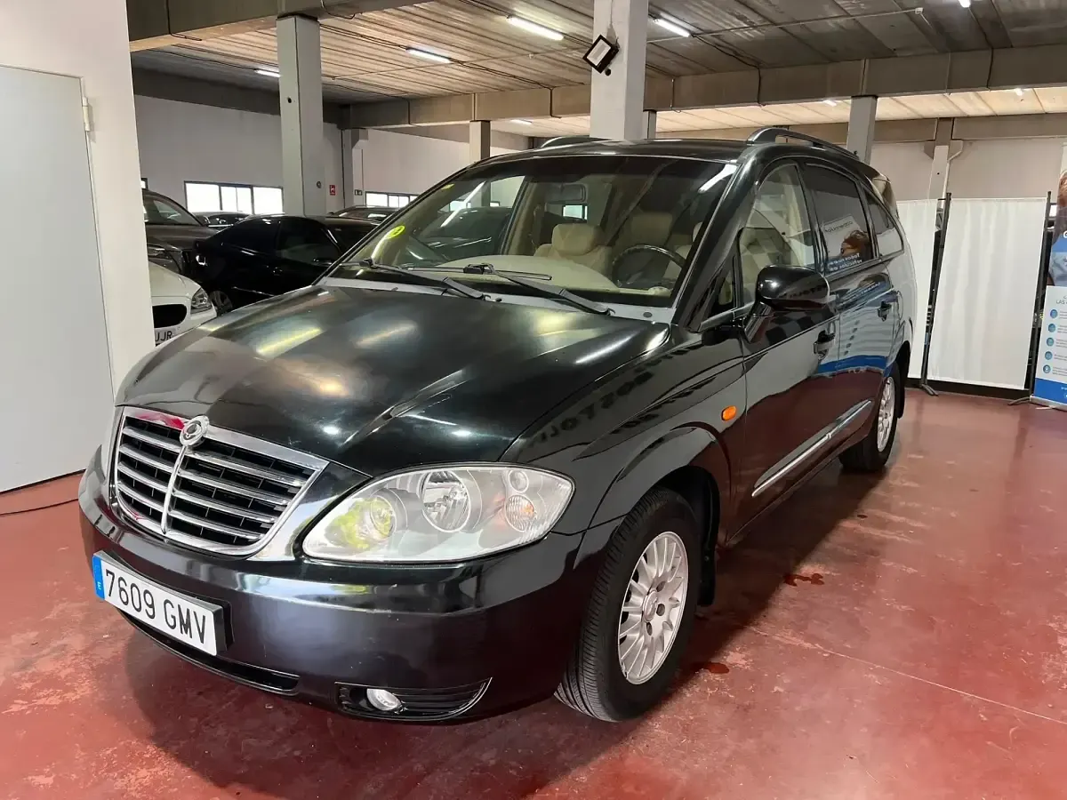 Usado SsangYong Rodius 165 CV (121 kW) 2009 Negro Monovolumen