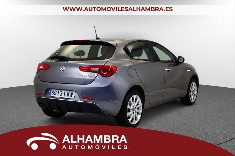 Usado Alfa Romeo Giulietta 120 CV (88 kW) 2021 Gris / plata Utilitario