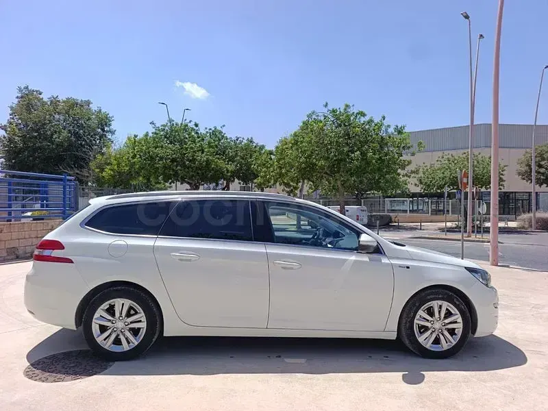 Usado Peugeot 308 SW Access 110 CV (80 kW) 2015 Blanco Familiar