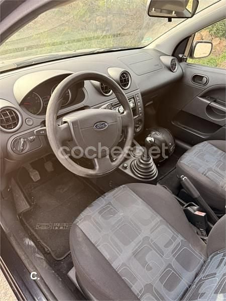 Usado Ford Fiesta Ambiente 70 CV (51 kW) 2005 Azul Utilitario