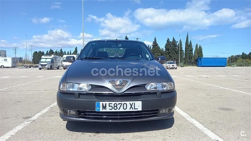 Usado Alfa Romeo 146 Ti 150 CV (110 kW) 1999 Gris / plata Utilitario