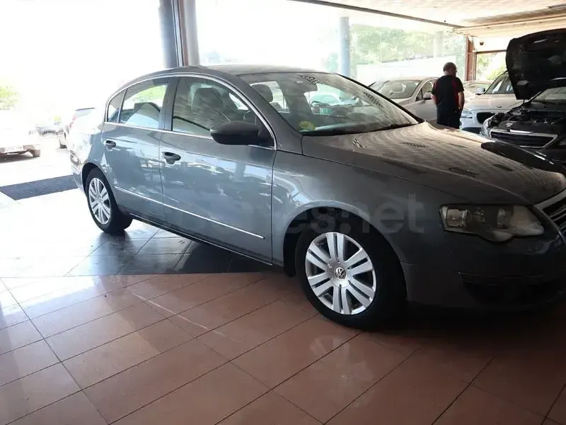 Usado VW Passat Highline 140 CV (102 kW) 2009 Gris / plata Berlina