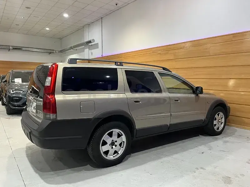 Usado Volvo XC70 Summum 163 HP (119 kW) 2004 Bege Carrinha
