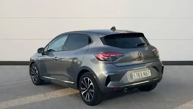 Usado Renault Clio Techno 100 CV (73 kW) 2025 Gris Utilitario
