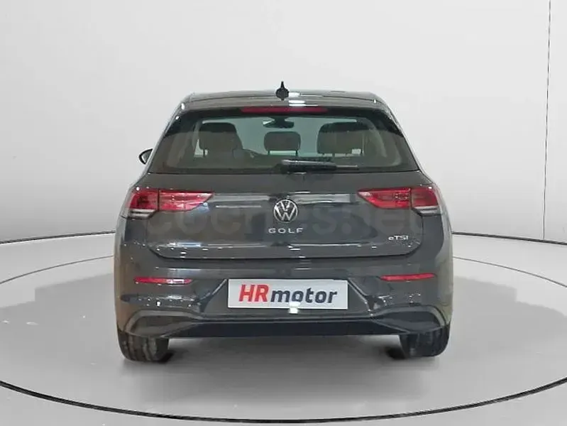 Usado VW Golf VIII Life 150 CV (110 kW) 2021 Gris / plata Berlina
