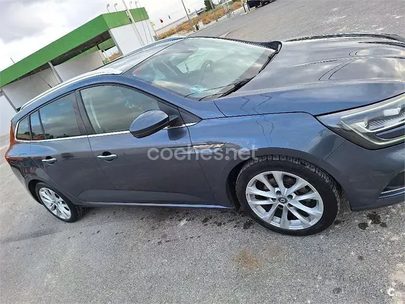 Usado Renault Mégane GrandTour Zen 110 CV (80 kW) 2017 Gris / plata Familiar