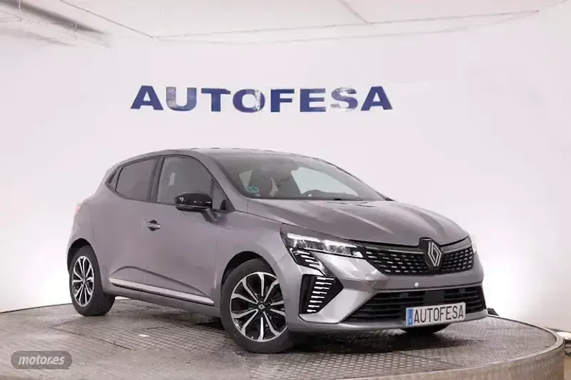 Usado Renault Clio Techno 90 CV (66 kW) 2025 Gris Utilitario