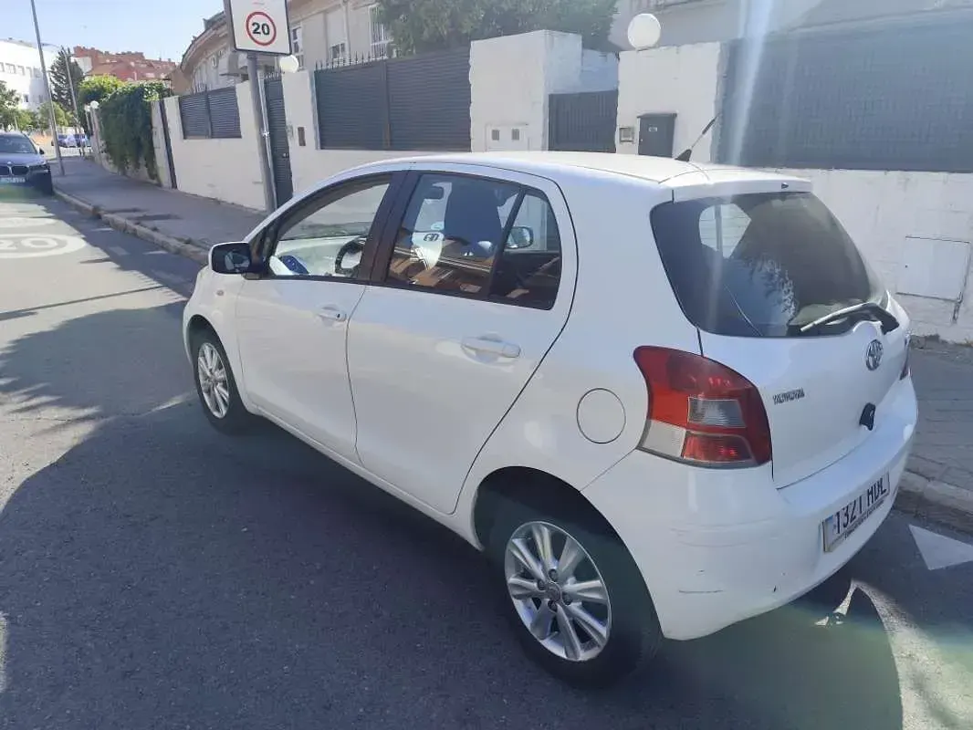 Usado Toyota Yaris Connect Style 101 CV (74 kW) 2011 Blanco Utilitario