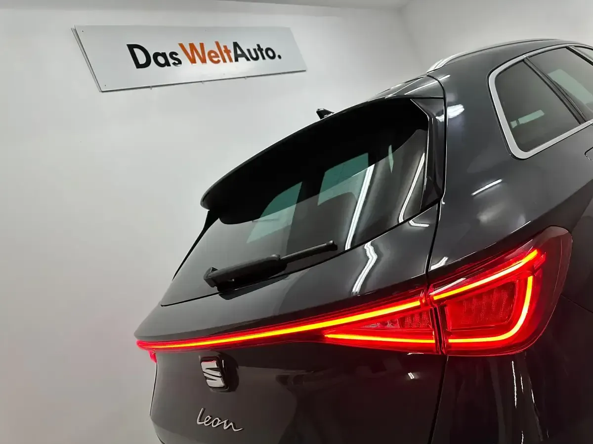 Usado Seat Leon Style 116 CV (85 kW) 2025 Azul Familiar