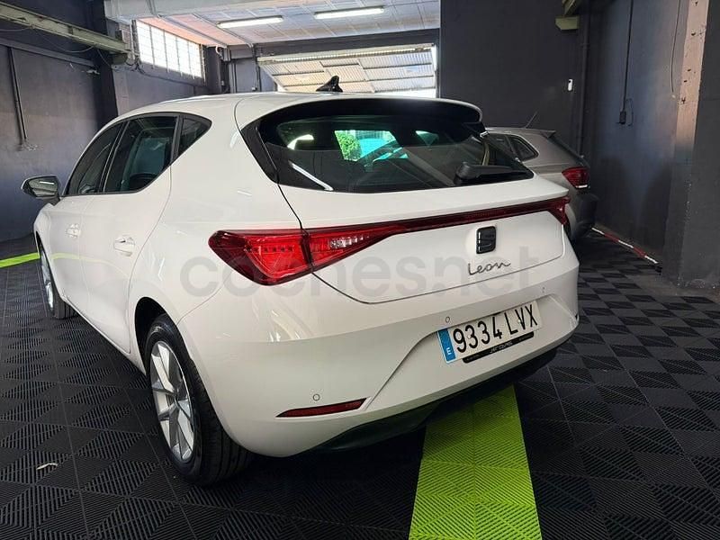 Używany Seat Leon Style 115 KM (84 kW) 2022 Biały Sedan/Limuzyna