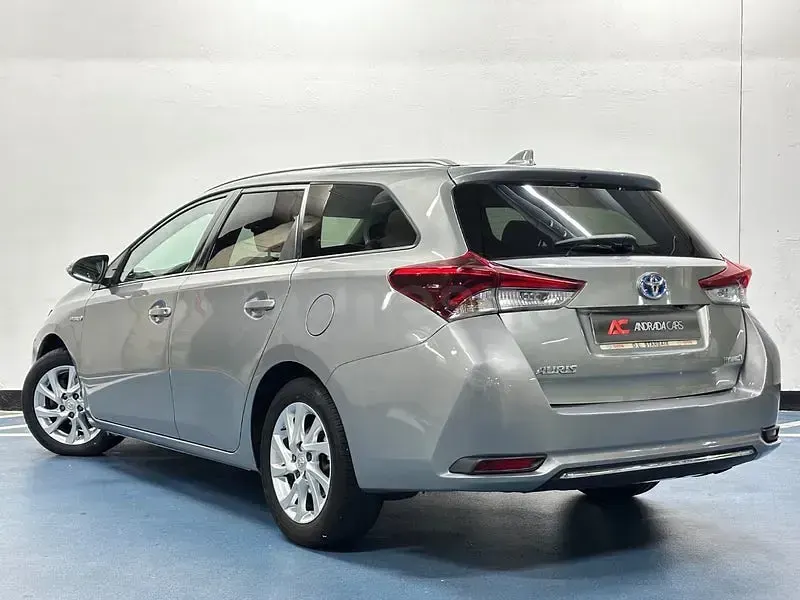 Usado Toyota Auris Hybrid Active 136 CV (100 kW) 2017 Gris / plata Familiar