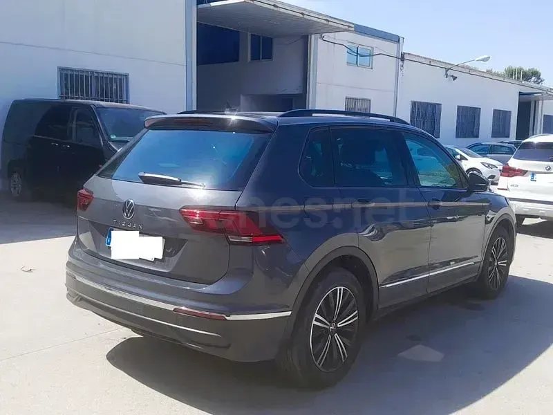 Usado VW Tiguan Life 150 CV (110 kW) 2021 Gris / plata SUV