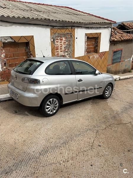 Usado Seat Ibiza Stella 64 HP (47 kW) 2002 Cinzento Citadino