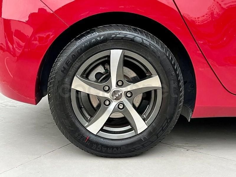 Usado Hyundai i30 90 CV (66 kW) 2013 Rojo Berlina