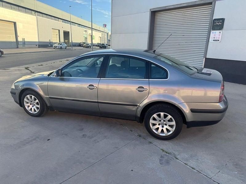Usado VW Passat Advance 130 CV (95 kW) 2004 Gris / plata Familiar