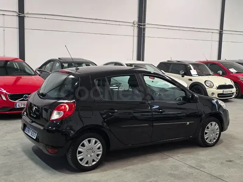 Usado Renault Clio II 85 CV (62 kW) 2010 Negro Berlina