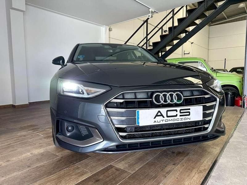 Usado Audi A4 Advanced Plus 136 CV (100 kW) 2021 Gris / plata Berlina