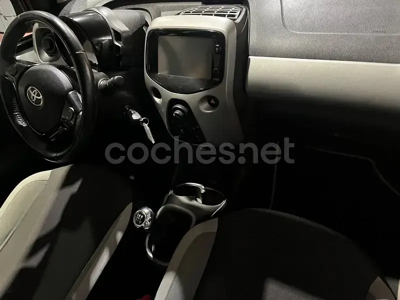 Usado Toyota Aygo X-play 72 CV (52 kW) 2018 Gris / plata Utilitario