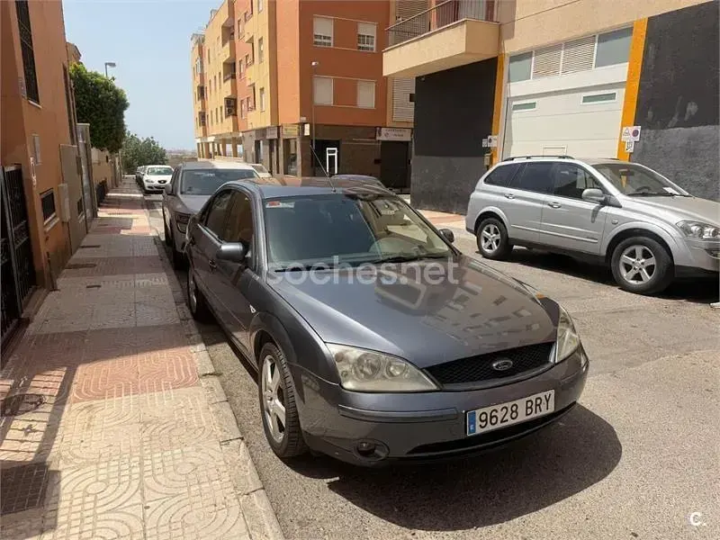 Usado Ford Mondeo Trend 130 CV (95 kW) 2002 Gris / plata Berlina