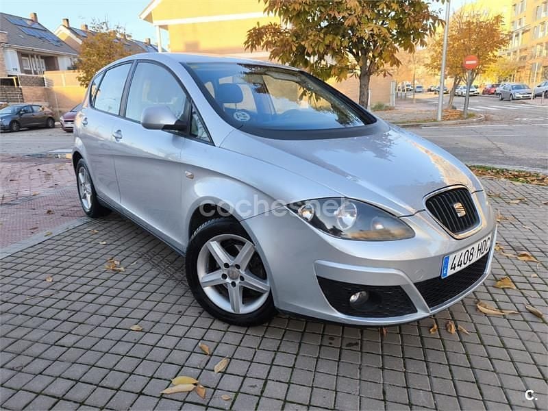 Usado Seat Altea Reference 105 CV (77 kW) 2011 Gris / plata Monovolumen