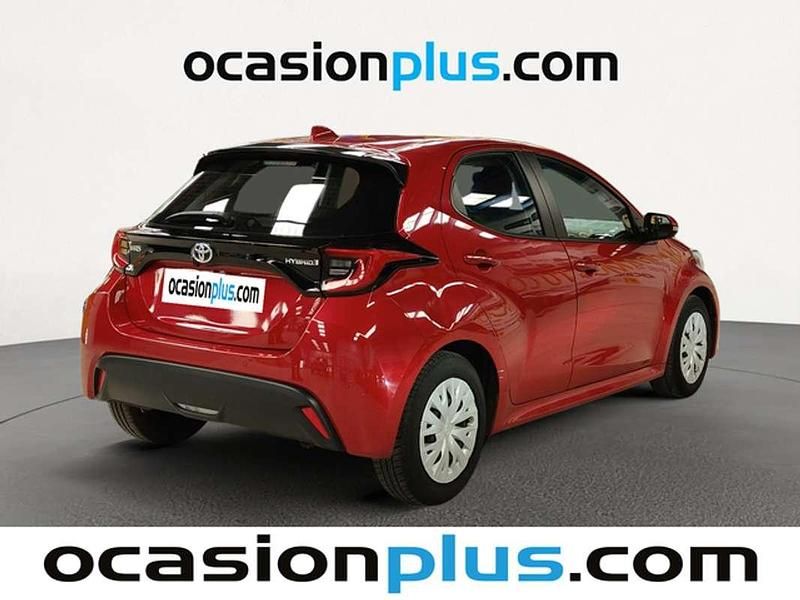 Usado Toyota Yaris Hybrid Business Edition 116 CV (85 kW) 2022 Rojo Utilitario
