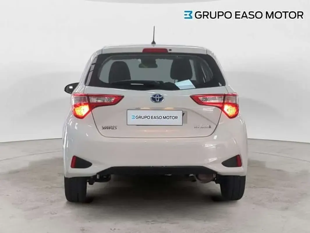 Usado Toyota Yaris Hybrid Active 101 CV (74 kW) 2020 Blanco Berlina