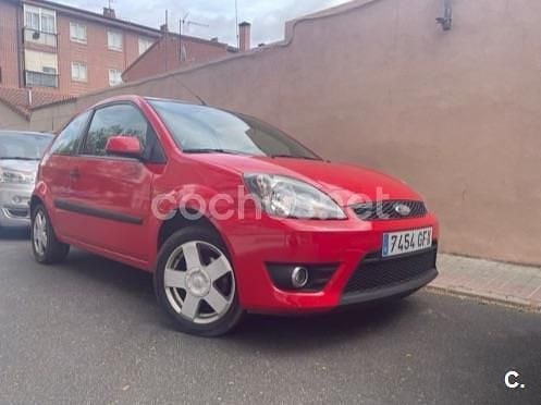 Rojo Usado 2008 Ford Fiesta Futura Berlina | 3100 € (Precio justo) - Imagen 1/4