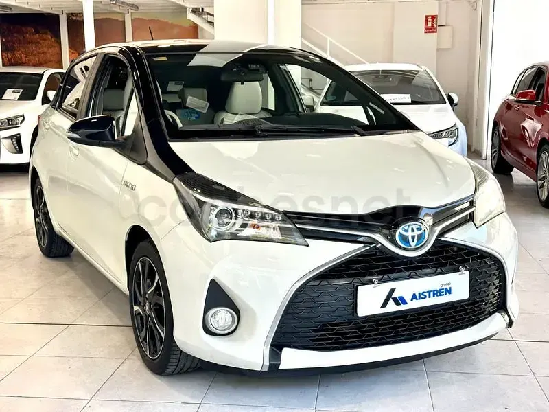 Usado Toyota Yaris Hybrid 100 CV (73 kW) 2017 Blanco Berlina
