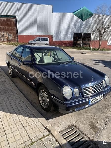 Usado Mercedes E300 Elegance 177 CV (130 kW) 1999 Azul Berlina