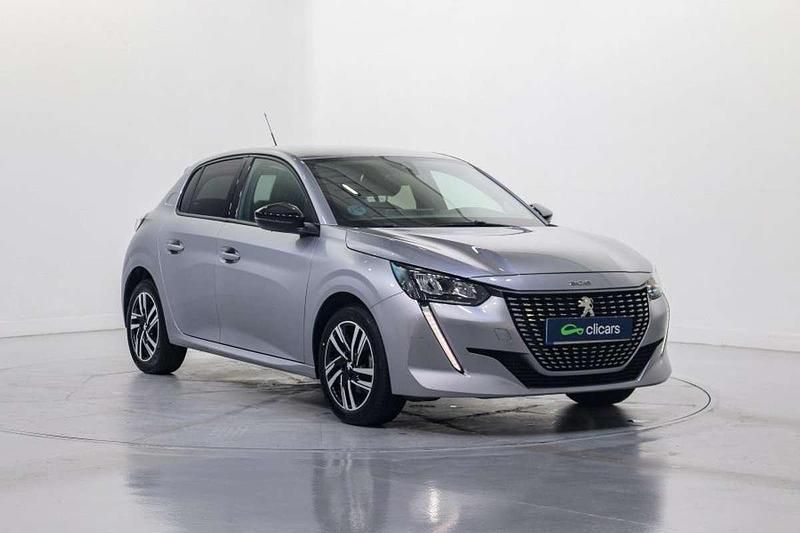 Usado Peugeot 208 Allure 102 CV (75 kW) 2023 Plateado Utilitario