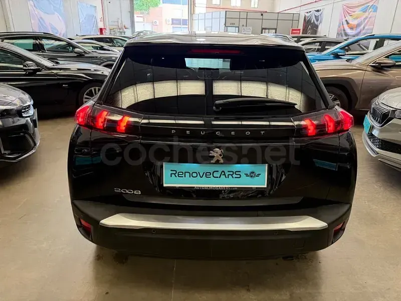 Usado Peugeot 2008 Active 100 CV (73 kW) 2023 Negro SUV