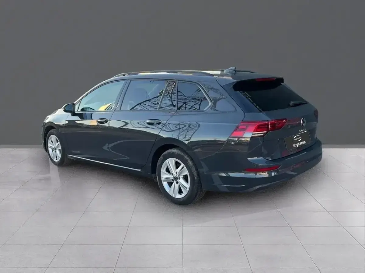 Usado VW Golf VIII Life 110 CV (80 kW) 2022 Gris Familiar