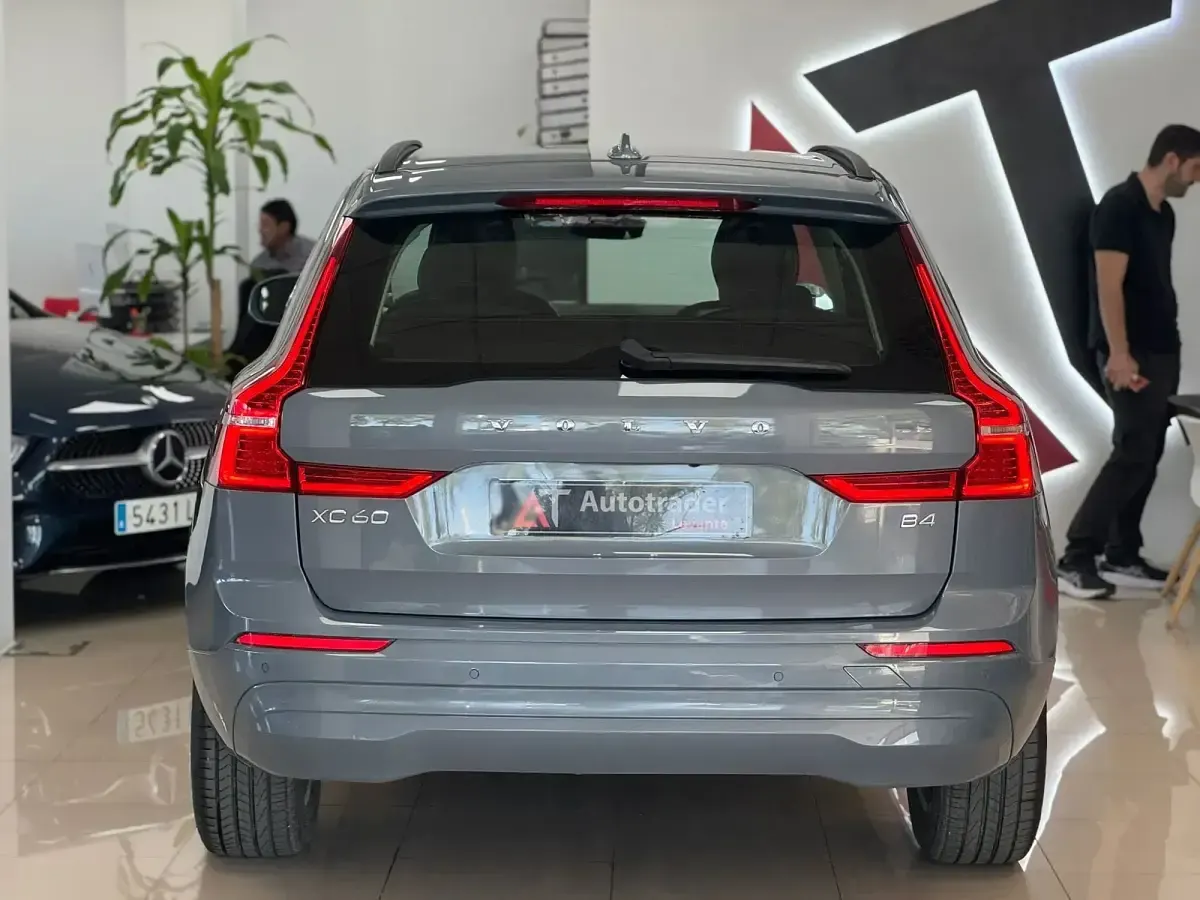 Käytetty Volvo XC60 Plus 200 HP (147 kW) 2023 Harmaa Katumaasturi