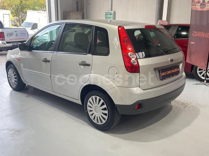Usado Ford Fiesta Ambiente 68 CV (50 kW) 2008 Gris / plata Berlina