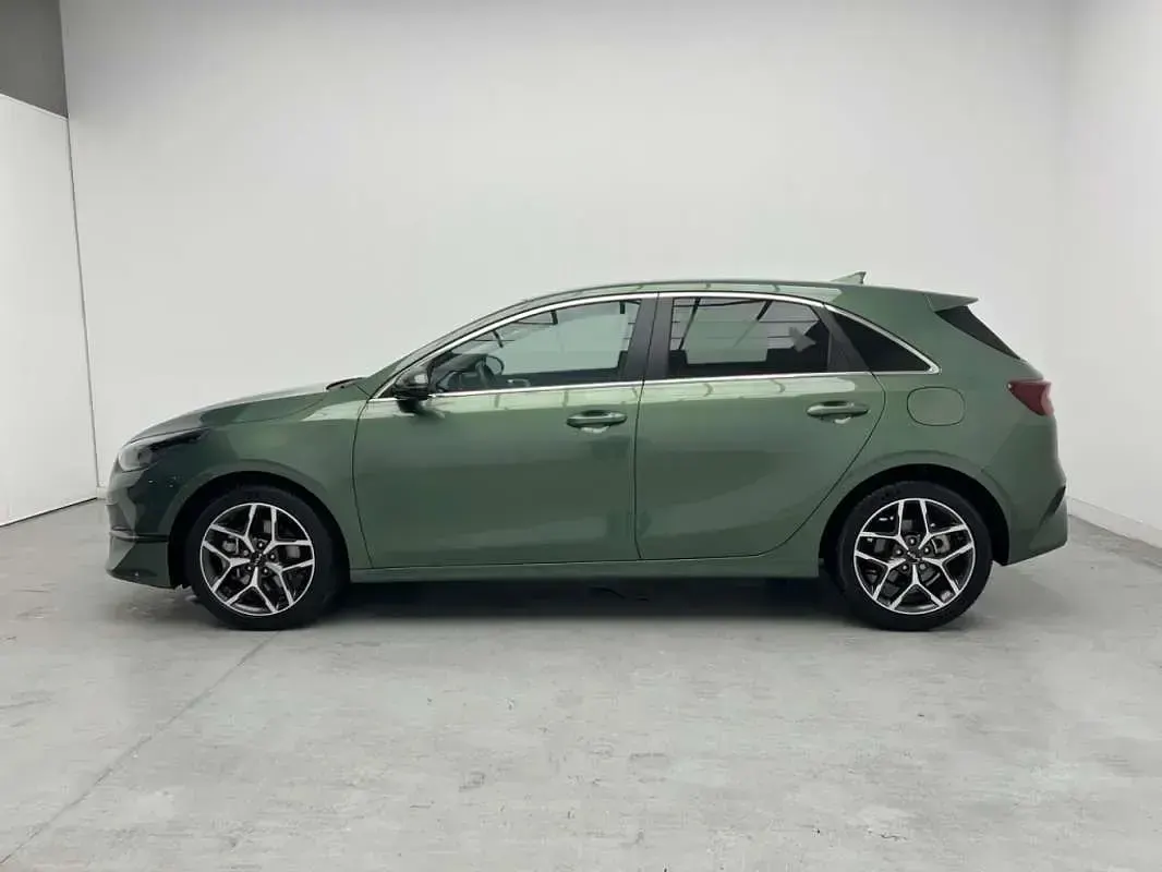 Usado Kia Ceed 101 CV (74 kW) 2023 Verde Utilitario