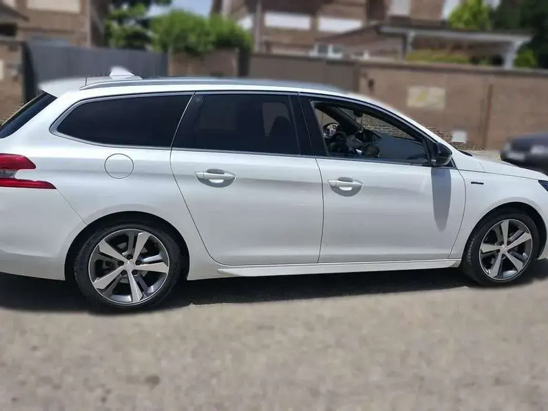 Usado Peugeot 308 SW GT-line 131 CV (96 kW) 2015 Blanco Familiar