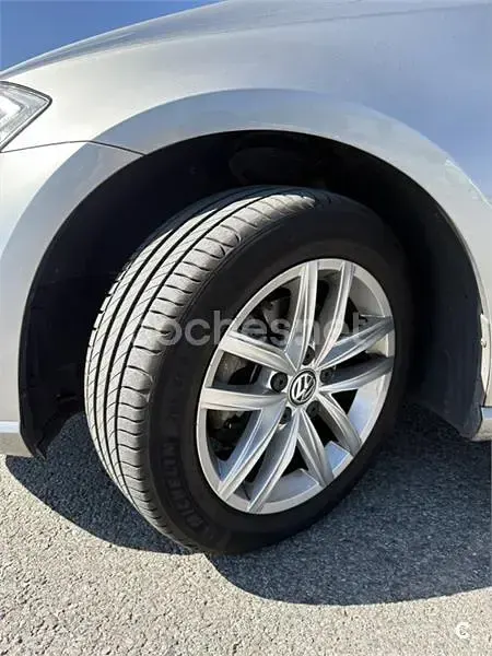 Usado VW Golf VII Advance 125 CV (91 kW) 2018 Gris / plata Berlina