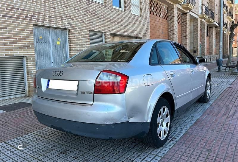 Usado Audi A4 130 CV (95 kW) 2004 Gris / plata Berlina