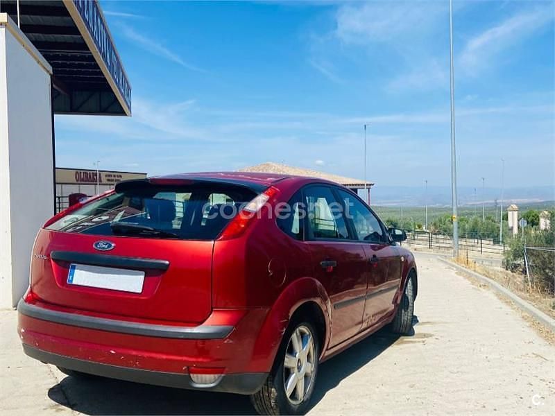 Usado Ford Focus Trend 100 CV (73 kW) 2006 Rojo Berlina