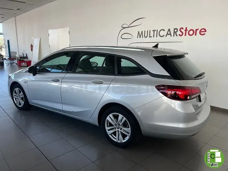 Usado Opel Astra GS Line 122 CV (89 kW) 2020 Gris / plata Familiar