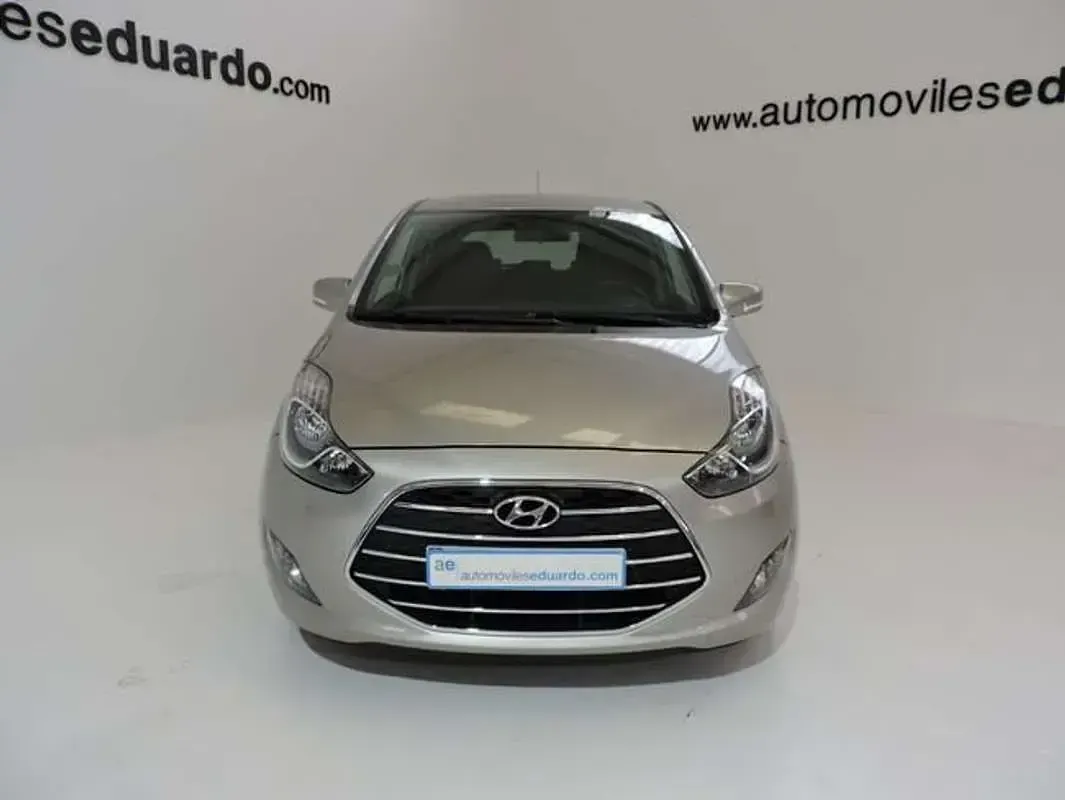 Usado Hyundai i20 126 CV (92 kW) 2018 Gris Monovolumen