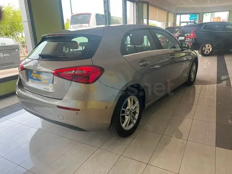 Usado Mercedes A180 116 CV (85 kW) 2019 Gris / plata Berlina