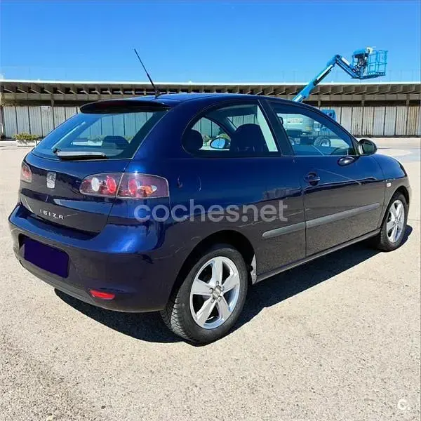 Usado Seat Ibiza Reference 70 CV (51 kW) 2009 Azul Berlina