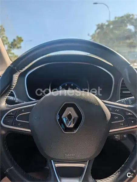 Usado Renault Mégane Zen 130 CV (95 kW) 2017 Gris / plata Berlina