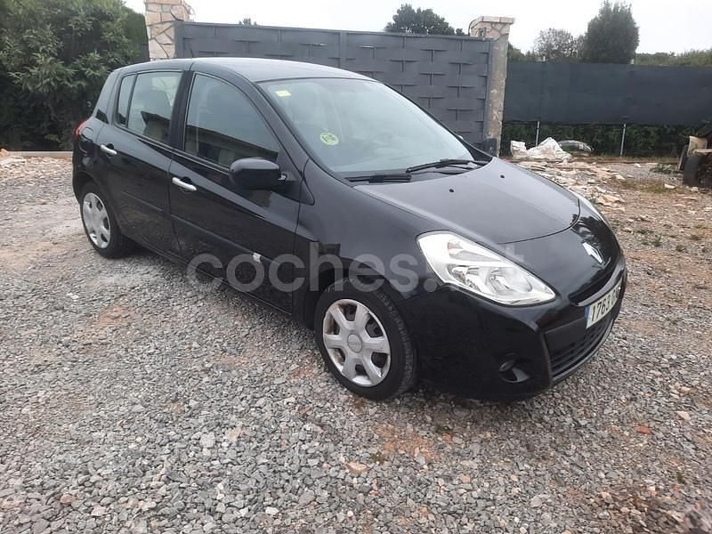 Negro Usado 2010 Renault Clio II Authentique Berlina | 5500 € (Un poco caro) - Imagen 1/4