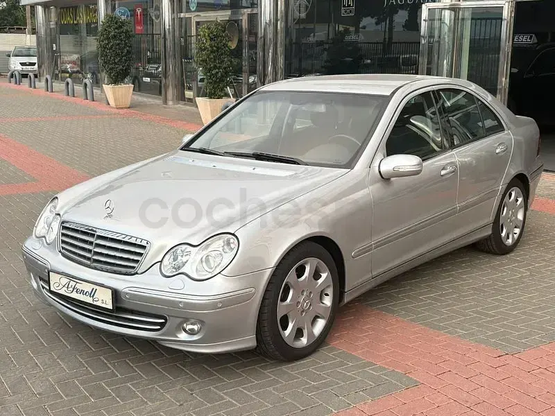 Usado Mercedes C220 Elegance 150 CV (110 kW) 2004 Gris / plata Berlina