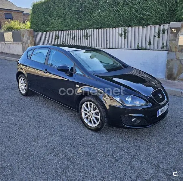 Usado Seat Leon Reference 105 CV (77 kW) 2012 Negro Berlina