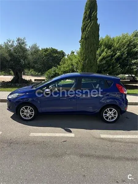 Usado Ford Fiesta Trend 82 CV (60 kW) 2014 Azul Utilitario