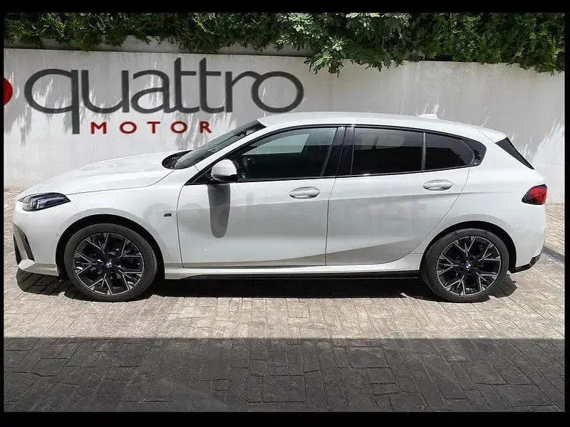Begagnad BMW 120 M Sport 163 HK (119 kW) 2024 Vit Halvkombi