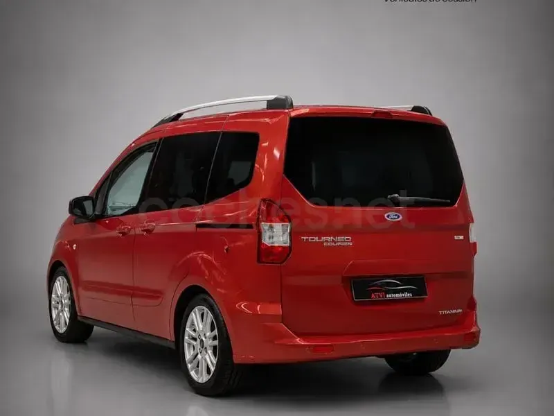 Usado Ford Tourneo Courier Ambiente 95 CV (69 kW) 2015 Granate Monovolumen